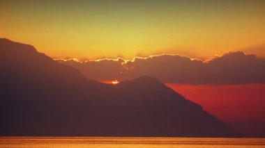 deniz ve dağ 4k üzerinde gündoğumu