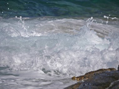 Dalgalar kayalara çarpıyor.