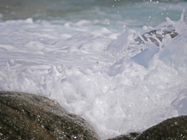 Dalgalar kayalara çarpıyor.