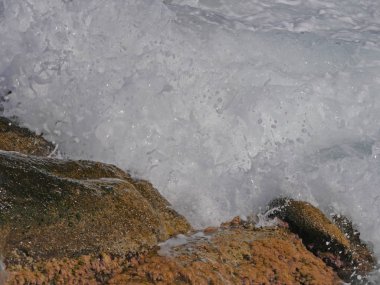 Dalgalar kayalara çarpıyor.