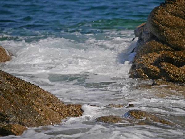 Olas Estrellándose Contra Roca — Foto de Stock