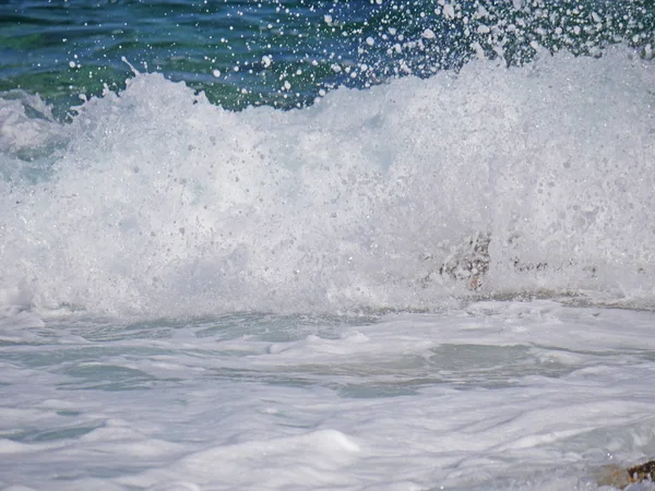 바위에 부딪치는 — 스톡 사진