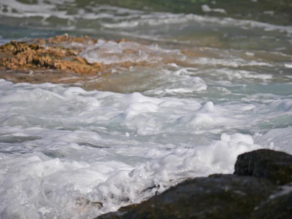 Onde Che Infrangono Contro Roccia — Foto Stock