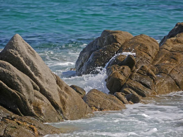 Vagues Écrasant Contre Roche — Photo