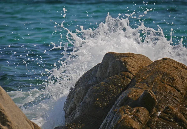 Ondas Batendo Contra Rocha — Fotografia de Stock