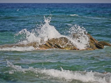 Dalgalar kayalara çarpıyor.