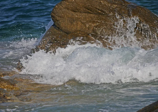 Κύματα Πέφτουν Πάνω Στο Βράχο — Φωτογραφία Αρχείου