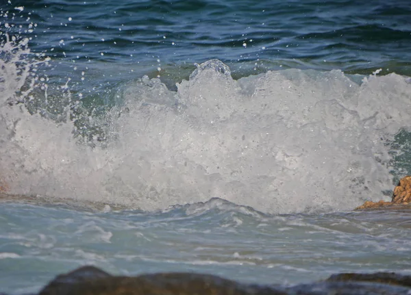 Ondas Batendo Contra Rocha — Fotografia de Stock