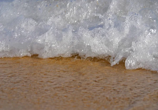 Fechar Uma Pequena Onda Que Quebra Uma Praia — Fotografia de Stock