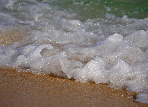 Fechar Uma Pequena Onda Que Quebra Uma Praia — Fotografia de Stock