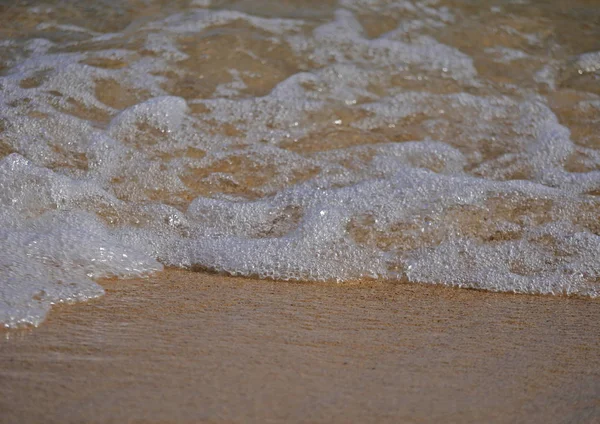 Fechar Uma Pequena Onda Que Quebra Uma Praia — Fotografia de Stock