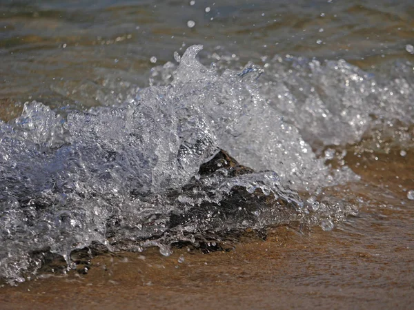 Fechar Uma Pequena Onda Que Quebra Uma Praia — Fotografia de Stock