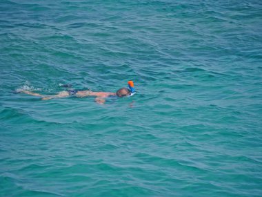 maskeli adam suyun altına dalın