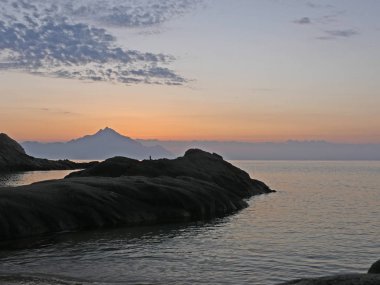 Deniz ve dağın üzerinde gün doğumu