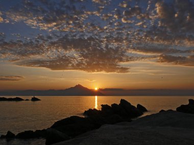 Deniz ve dağın üzerinde gün doğumu