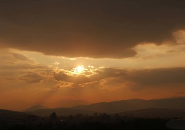 Güzel altın gün batımı gökyüzü manzarası