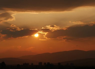 Güzel altın gün batımı gökyüzü manzarası