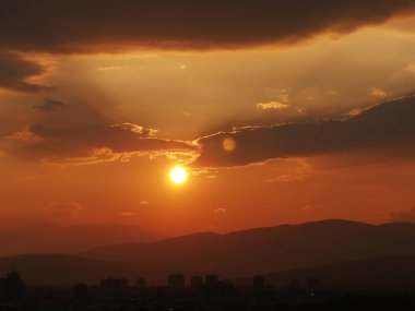 Güzel altın gün batımı gökyüzü manzarası