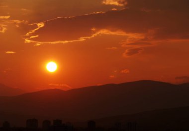 Güzel altın gün batımı gökyüzü manzarası