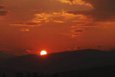 Güzel altın gün batımı gökyüzü manzarası