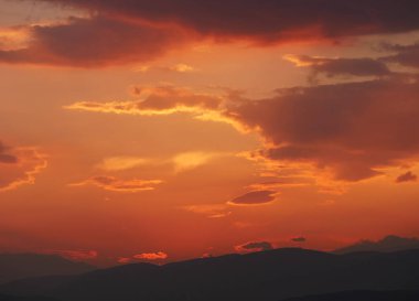 Güzel altın gün batımı gökyüzü manzarası