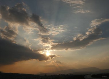 Güzel altın gün batımı gökyüzü manzarası