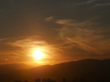 Güzel altın gün batımı gökyüzü manzarası