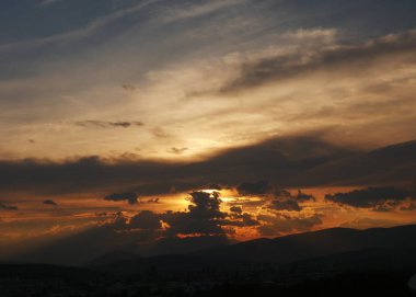 Güzel altın gün batımı gökyüzü manzarası