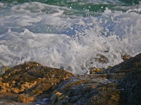 Wellen Krachen Gegen Felsen — Stockfoto