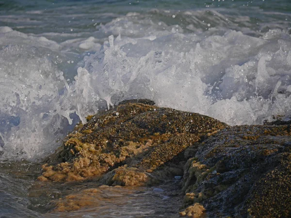 Ondas Batendo Contra Rocha — Fotografia de Stock