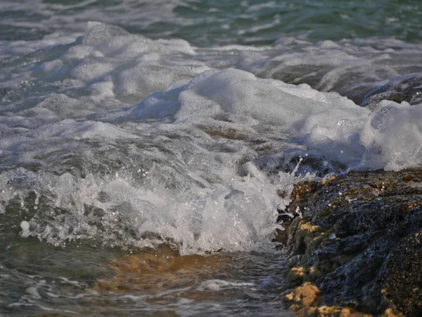 Vagues Écrasant Contre Roche — Photo