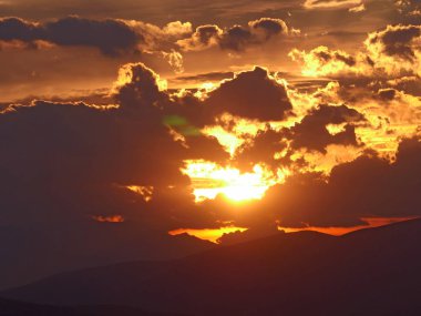 Güzel altın gün batımı gökyüzü manzarası