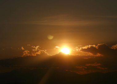 Güzel altın gün batımı gökyüzü manzarası