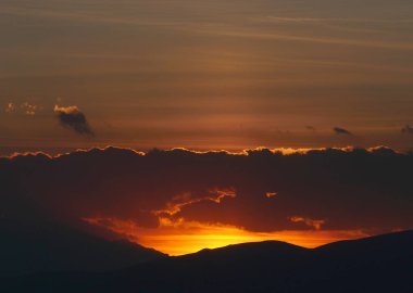 Güzel altın gün batımı gökyüzü manzarası