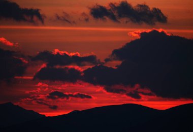 Güzel altın gün batımı gökyüzü manzarası