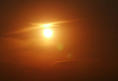 Güzel altın gün batımı gökyüzü manzarası