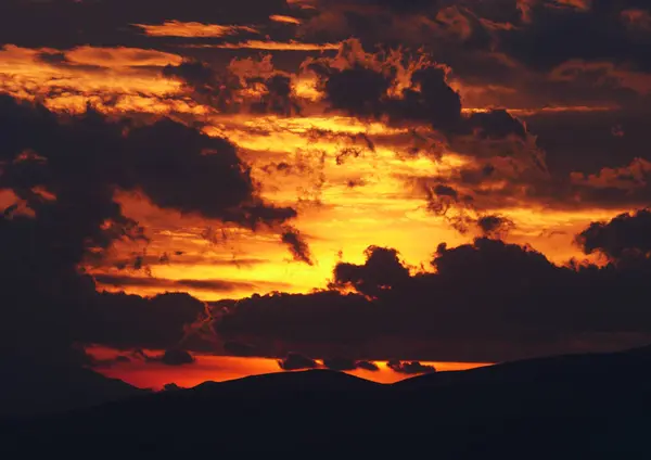 美しい黄金の夕焼け空の風景 — ストック写真