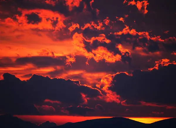 Güzel Altın Gün Batımı Gökyüzü Manzarası — Stok fotoğraf