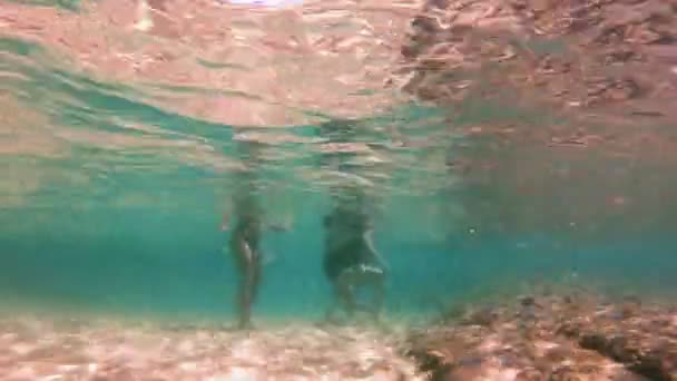 Mädchen Tanga Spielen Unter Wasser — Stockvideo