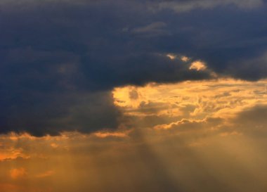 Güzel altın gün batımı gökyüzü manzarası