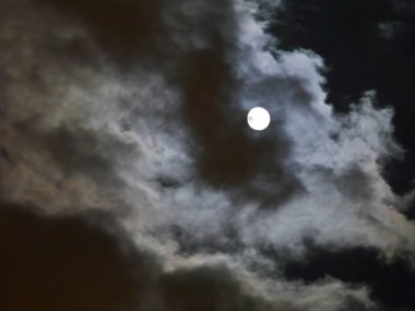 gece bulutlar gökyüzü nde dolunay