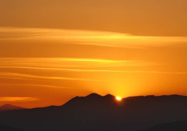 Güzel altın gün batımı gökyüzü manzarası