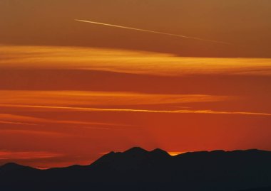 Güzel altın gün batımı gökyüzü manzarası