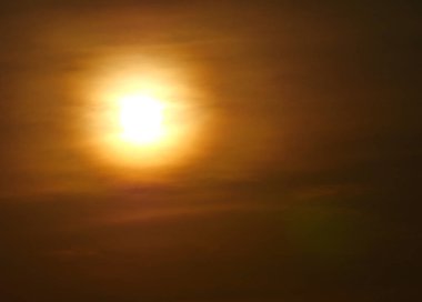 Güzel altın gün batımı gökyüzü manzarası