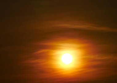 Güzel altın gün batımı gökyüzü manzarası