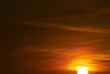 Güzel altın gün batımı gökyüzü manzarası