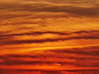 Güzel altın gün batımı gökyüzü manzarası