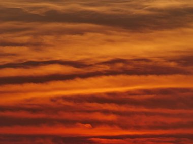 Güzel altın gün batımı gökyüzü manzarası