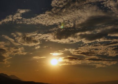 Güzel altın gün batımı gökyüzü manzarası