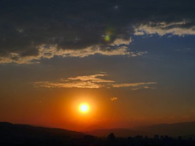 Güzel altın gün batımı gökyüzü manzarası